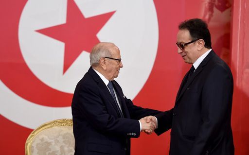 Le président tunisien, Béji Caïd Essebsi, salue son fils, Hafedh Caïd Essebsi, au palais de Carthage, résidence des chefs d'Etat du pays, le 13 juillet 2016. (AFP - Fethi Belaïd)