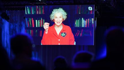 LA romancière canadienne Margaret Atwood en live pendant la cérémonie d'ouverture de la foire du livre de Francfort, 19 octobre 2021 (ARNE DEDERT / DPA)