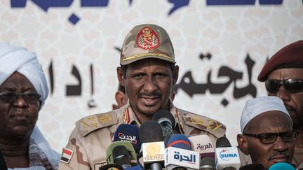 Mohamed Hamdan Daglo, vice-président du Conseil militaire de transition (TMC), homme fort du nouveau pouvoir au Soudan lors d'une intervention, le 22 juin 2019, près de Khartoum. (YASUYOSHI CHIBA / AFP)