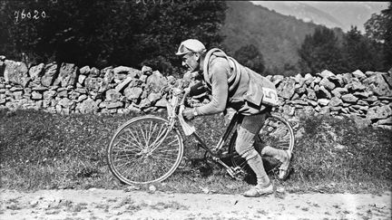 Eugène Christophe en bas du col d'Aubisque&nbsp;sur le&nbsp;Tour de France, le 5 juillet 1922. (BNF / MAXPPP)