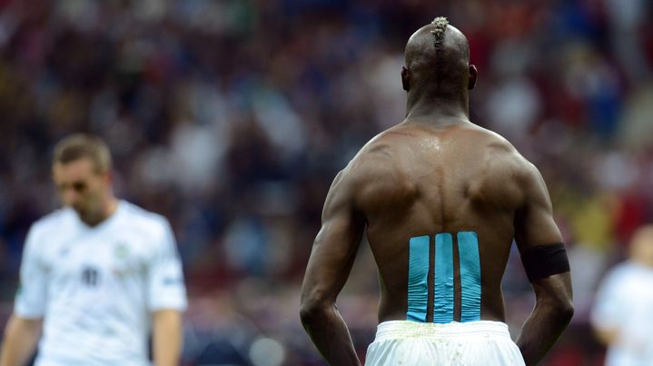 Mario Balotelli et ses fameuses bandes bleues. (CHRISTOF STACHE / AFP)