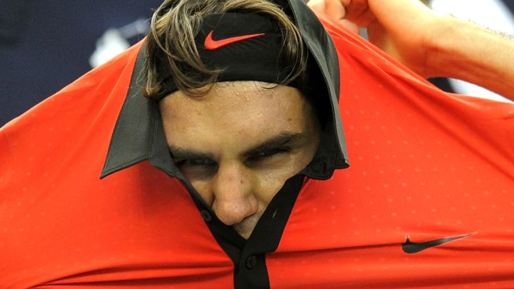 M&ecirc;me quand il change de polo, comme &agrave; l'US Open 2009, Roger Federer est toujours classe. Enfin presque. (TIMOTHY A. CLARY / AFP)