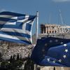 Les drapeaux grec et europ&eacute;en flottent devant le Parth&eacute;non, sur l'Acropole d'Ath&egrave;nes (Gr&egrave;ce), le 7 juillet 2015.&nbsp; (ARIS MESSINIS / AFP)