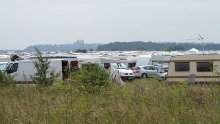 Quelque 30 000 Tziganes se sont r&eacute;unis au mois d'ao&ucirc;t &agrave; Couvron (Aisne) pour un&nbsp;grand rassemblement &eacute;vang&eacute;lique annuel. (FLORIANE LOUISON / FTVI)