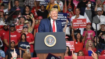 Donald Trump devant ses supporters lors d'un meeting à Tulsa, en&nbsp;Oklahoma (Etats-Unis), le 20 juin 2020.&nbsp; (KYLE MAZZA / ANADOLU AGENCY / AFP)