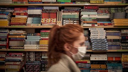 Un rayon de la librairie parisienne Shakespeare and Company spécialisée dans la littérature anglophone (KIRAN RIDLEY / GETTY IMAGES EUROPE)