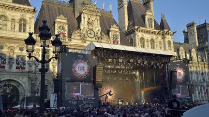 Le FNAC Live, c'est d'abord un lieu exceptionnel : le parvis de l'Hôtel de Ville, en plein coeur de Paris. Dès la première soirée, une foule compacte a pris position devant la grande scène. Un second espace, plus intimiste, est installé au sein de la Mairie. 
 (SADAKA EDMOND/SIPA)