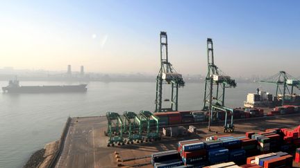 Une vue du port de Tianjin, le 1er janvier 2015.&nbsp; (ZHANG CHENLIN / XINHUA)