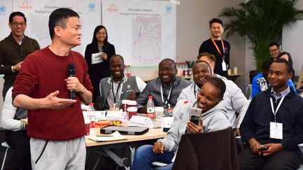 Jack Ma, fondateur et président de la plateforme Alibaba, donne une conférence à de jeunes entrepreneurs africains dans la ville de Hangzhou, en novembre 2017. (Alibaba / Imaginechina / AFP)