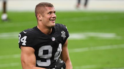 Le joueur de football américan Carl Nassib lors d'une rencontre du championnat NFL, le 15 novembre 2020 à Las Vegas (Etats-Unis). (ETHAN MILLER / GETTY IMAGES NORTH AMERICA VIA AFP)