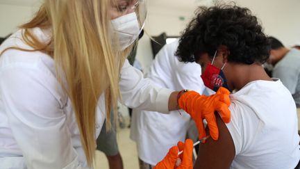 Un adolescent se fait vacciner contre le Covid-19 à Tunis (Tunisie), le 29 août 2021. (MOHAMED MESSARA / EPA)