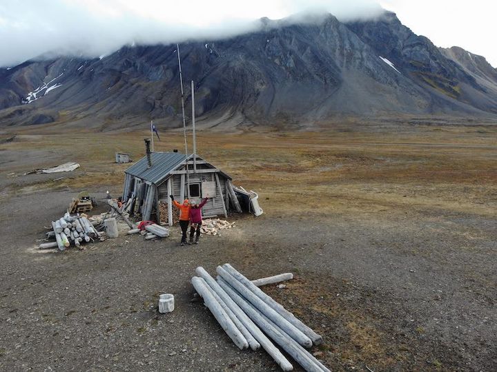 Les exploratrices Hilde Fålun Strøm and Sunniva Sorby, devant la cabane qu'elles occupent dans le cadre du projet Hearts in ice, dans le Svalbard (Norvège).&nbsp; (HEARTS IN THE ICE)