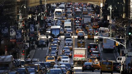 Des voitures à Manhattan aux États-Unis, le 25 janvier 2018. (DREW ANGERER / GETTY IMAGES NORTH AMERICA)