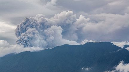 Le mont Marapi en éruption sur l'île de Sumatra (Indonésie), le 3 décembre 2023. (ADI PRIMA / AFP)