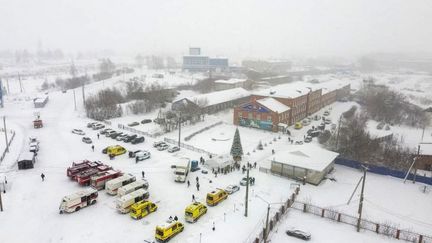 Les secours sont présents sur les lieux d'un accident dans la mine de charbon de Listviajnaïa , à Gramoteïno (Russie), le 25 novembre 2021.
 (PRESS SERVICE OF THE ADMINISTRAT / AFP)