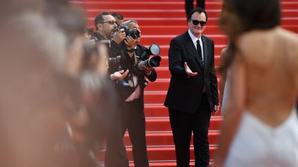 Le réalisateur de&nbsp;"Once Upon a Time... in Hollywood" Quentin Tarantino, cible des photographes sur le tapis rouge. (LOIC VENANCE / AFP)