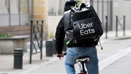 Un livreur Uber Eats à Bourg-en-Bresse (Ain), le 9 octobre 2021. Photo d'illustration. (CATHERINE AULAZ / MAXPPP)