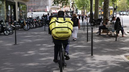 Un livreur Frichti à Paris (illustration). (OLIVIER BOITET / MAXPPP)