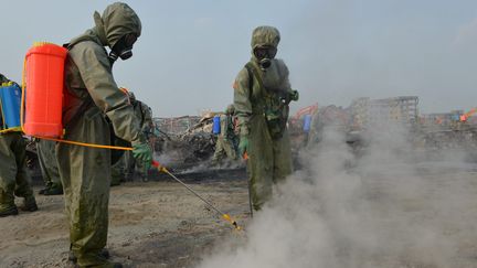 &nbsp; (Des soldats chinois neutralisent des traces de cyanure à Tianjin © Maxppp)