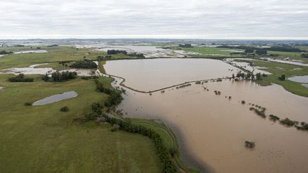 Une vue aérienne du Rio Grande en crue à Caraa (Brésil) le 17 juin 2023. (MAURICIO TONETTO / RIO GRANDE DO SUL STATE GOVERNME / AFP)