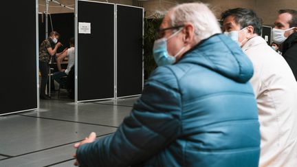 Un centre de vaccination dans le 20e arrondissement de Paris, le&nbsp;26 mai 2021. (JEANNE FOURNEAU / HANS LUCAS / AFP)