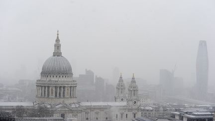 De la neige tombe sur la cathédrale Saint Paul à Londres (Royaume-Uni), le 26 février 2018.&nbsp; (DANIEL SORABJI / AFP)