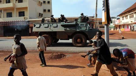 Une patrouille de l'arm&eacute;e fran&ccedil;aise &agrave; Bangui, capitale de la Centrafrique, le 7 d&eacute;cembre 2013. (SIA KAMBOU / AFP)