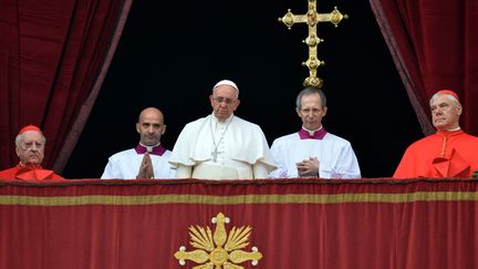 Le pape Fran&ccedil;ois prononce la traditionnelle b&eacute;n&eacute;diction urbi et orbi au balcon de la basilique Saint-Pierre (vatican). (ALBERTO PIZZOLI / AFP)