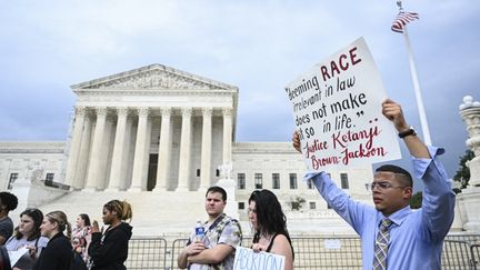 Des personnes manifestent devant la Cour suprême des Etats-Unis après la décision de retoquer une mesure phare de Joe Biden sur la dette étudiante, le 1er juillet 2023. (CELAL GUNES / ANADOLU AGENCY / AFP)