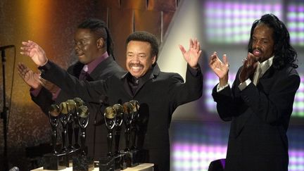 Earth, Wind and Fire entre au Rock and Roll Hall of Fame, à New York, le 6 mars 2000. Maurice White est au centre. (STAN HONDA / AFP)