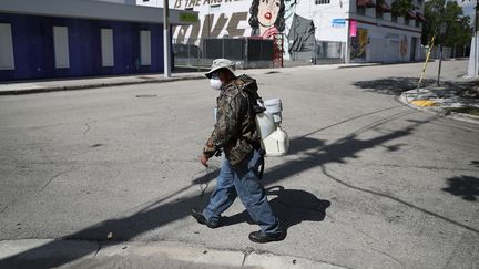 Un inspecteur du comté de Miami-Dade s'apprête à pulvériser de l'insecticide afin de lutter contre la propagation du virus du Zyka, dans le quartier de Wynwood à Miami (Etats-Unis), le 30 juillet 2016. (JOE RAEDLE / GETTY IMAGES NORTH AMERICA / AFP)