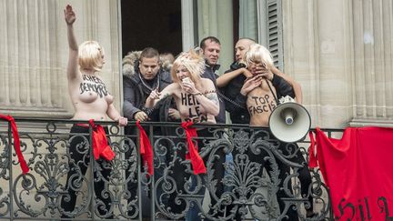 &nbsp; (Les 3 Femen ont été violemment délogées par des militants du Front National © MaxPPP)