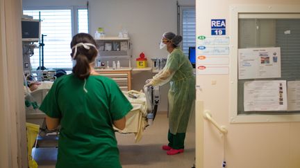 Covid-19 : des soignants contaminés continuent de travailler au CHU de Nantes