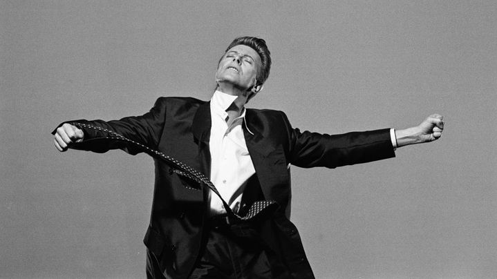 David Bowie en mars 1993 à Los Angeles, sur le tournage de "Jump They Say", l'un des titres de son album "Black Tie White Nose here". (LESTER COHEN / ARCHIVE PHOTOS / GETTY IMAGES)