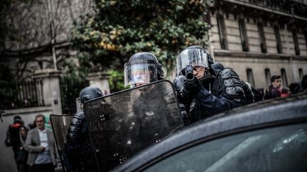 Des membres des forces de l'ordre lors d'une manifestation contre la loi Travail,&nbsp;à Paris, le 12 mai 2016. (JULIEN PITINOME / NURPHOTO / AFP)