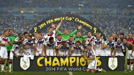 Les joueurs allemands c&eacute;l&egrave;brent leur victoire face &agrave; l'Argentine, dimanche 13 juillet 2014,&nbsp;&agrave; Rio (Br&eacute;sil),&nbsp;en finale de la Coupe du monde. (OSVALDO AGUILAR / MEXSPORT / AFP)