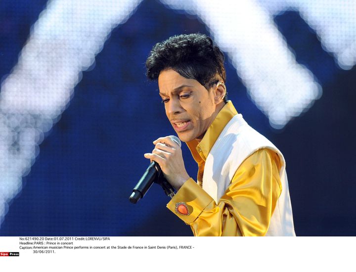 Prince sur scène au&nbsp;Stade de France le 30 juin 2011. (LORENVU/SIPA)