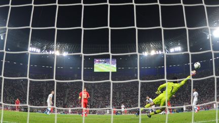 Le gardien tch&egrave;que Petr Cech (en jaune) a pass&eacute; une tr&egrave;s mauvaise soir&eacute;e contre la Russie, o&ugrave; il a pris 4 buts.&nbsp; (ODD ANDERSEN / AFP)