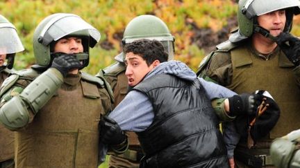 Policiers anti-émeutes à Santiago, le 18 août 2011 (AFP/CLAUDIO SANTANA)