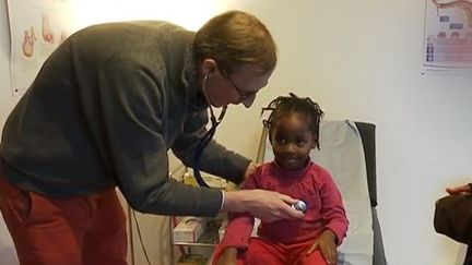 Le docteur&nbsp;Bertrand Legrand dans son cabinet &agrave;&nbsp;Tourcoing (Nord), d&eacute;cembre 2014 ( FRANCE 3)