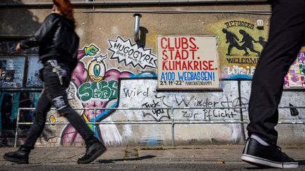 Un panneau mural proclamant "Des Clubs plutôt qu la crise climatique" et appelant à manifester contre le projet d'extension de l'autoroute A 100 qui menace plusieurs clubs techno, vue le 1er septembre 2023 à Berlin (Allemagne). (ODD ANDERSEN / AFP)