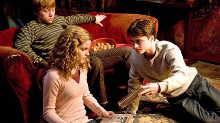 (De gauche &agrave; droite) Rupert Grint, Emma Watson et Daniel Radcliffe jouent Ron, Hermione et Harry dans le film "Harry Potter et le prince de sang m&ecirc;l&eacute;".&nbsp; (FAMOUS-ACE PICTURES/NEWSCOM/SIPA / SIPA USA)