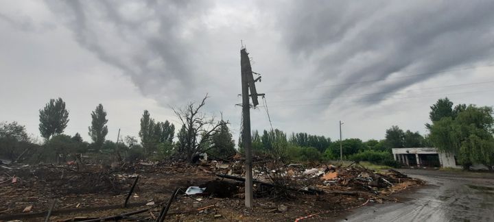 Un poteau électrique détruit à&nbsp;Dobropillia, dans le Donbass (Ukraine), en juin 2022. (ERIC AUDRA / RADIO FRANCE)