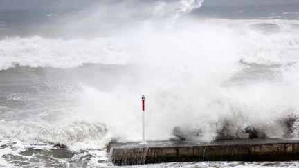 Une &eacute;norme houle cyclonique d&eacute;ferle sur le littoral de La R&eacute;union, le 2 janvier 2014, &agrave; l'approche du cyclone Bejisa. (RICHARD BOUHET / AFP)