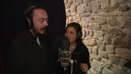 Tristan Décamps et Anna Lacazio en studio
 (France 3 Franche-Comté)