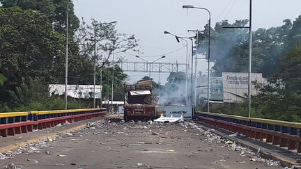 Camion humanitaire incendié au lendemain des affrontements, le 25 février, sur&nbsp;un pont qui relie la Colombie au Venezuela.&nbsp;&nbsp; (BENJAMIN ILLY / RADIO FRANCE)