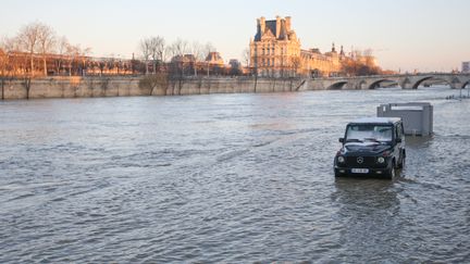 Une voiture est prise dans les inondations, le 24 d&eacute;cembre 2010, &agrave; Paris. (CITIZENSIDE.COM / AFP)