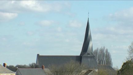 Patrimoine : le clocher de Pontigné et sa flèche torsadée (FRANCE 3)