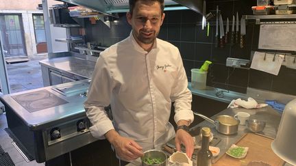 Le chef Jérémy Galvan, à Lyon, pour une cuisine au plus près de la nature. (BERNARD THOMASSON / FRANCEINFO)