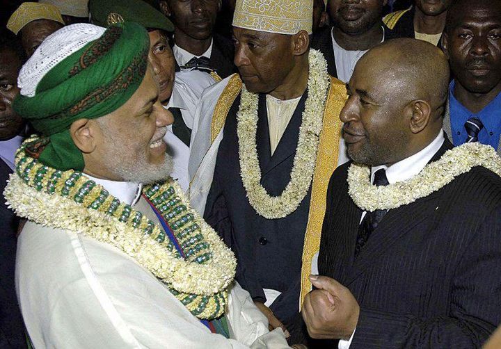 Ahmed Abdallah Sambi (à gauche) et Azali Assoumani (à droite) tout sourires le 26 mai 2006 à Moroni. Le premier s'apprêtait à succéder démocratiquement au second, arrivé au pouvoir sept ans plus tôt par un putsch. Les deux hommes n'ont pas toujours été ennemis... (JACOLINE PRINSLOO / AFP)